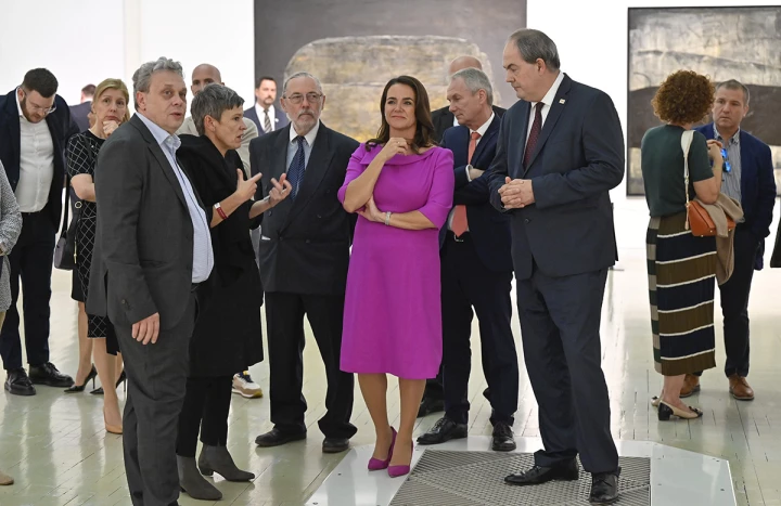 Novák Katalin Magyarország Köztársasági Elnök a Reigl Judit centenáriumi kiállításán